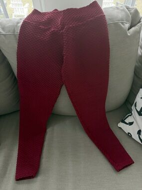 Booty Crocodile Textured Leggings in Burgundy